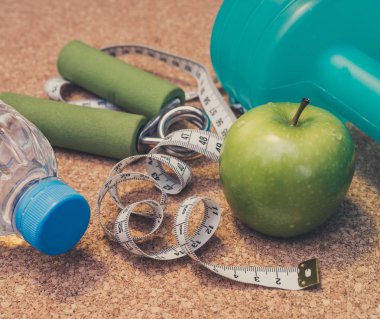 -Yat halter, taze elma, ölçüm bandı, maden suyu,