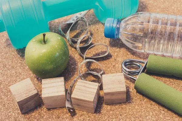 -Yat halter, taze elma, ölçüm bandı, maden suyu,