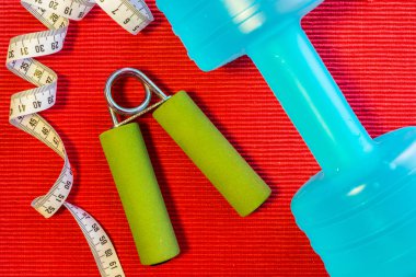 Düz - halter, ölçme bant, Grip bölümünün kırmızı zemin üzerinde yatıyordu