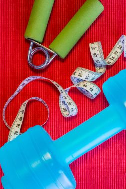 Düz - halter, ölçme bant, Grip bölümünün kırmızı zemin üzerinde yatıyordu