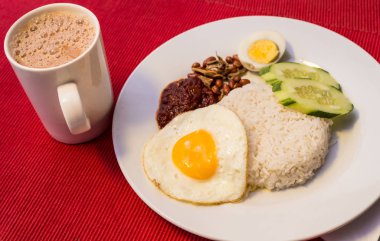 Malezya gıda - Nasi Lemak ve köpüklü Tarık kırmızı bir backgr üzerinde
