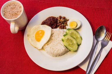 Malezya gıda - Nasi Lemak ve köpüklü Tarık kırmızı bir backgr üzerinde