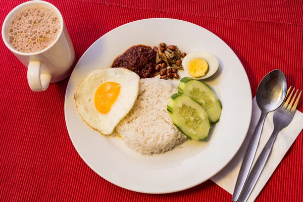 Malaysian Food - Nasi Lemak e Frothy Teh Tarik su sfondo rosso — Foto Stock