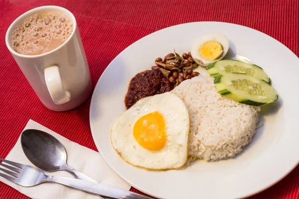 Malaiisches Essen - nasi lemak und schäumendes teh tarik auf rotem Backblech — Stockfoto