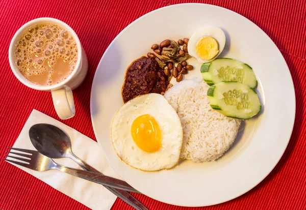 Comida malaia - Nasi Lemak e Frothy Teh Tarik em um backgr vermelho — Fotografia de Stock