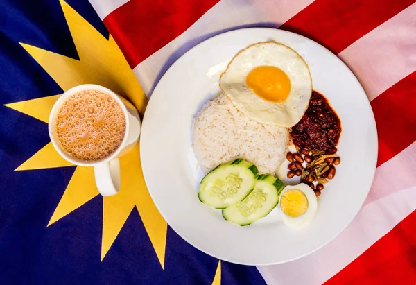 Café da manhã malaio - Nasi Lemak e Teh Tarik na bandeira da Malásia . — Fotografia de Stock