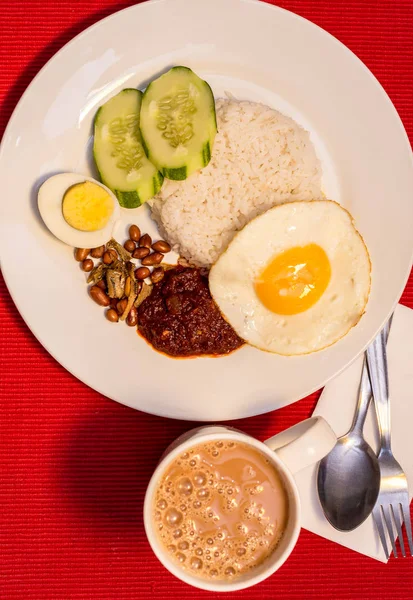 Malaysian Food - Nasi Lemak e Frothy Teh Tarik su sfondo rosso — Foto Stock