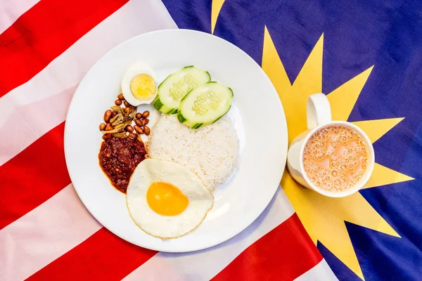 Malaysian Breakfast - Nasi Lemak and Teh Tarik on Malaysia Flag. — Stockfoto