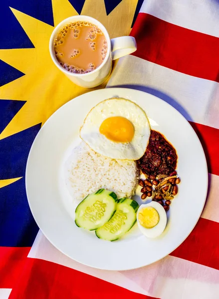 Malaysian Breakfast - Nasi Lemak and Teh Tarik on Malaysia Flag. — Stock fotografie