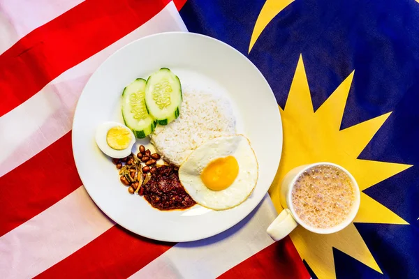 Café da manhã malaio - Nasi Lemak e Teh Tarik na bandeira da Malásia . — Fotografia de Stock