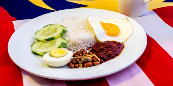 Malaiisches Frühstück - nasi lemak und teh tarik auf malaysischer Flagge. — Stockfoto