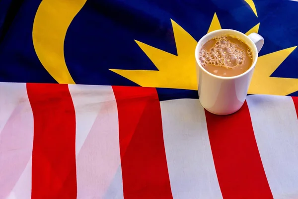 Malaiisches Frühstück - das tarik auf malaysischer Flagge. teh tarik is u — Stockfoto