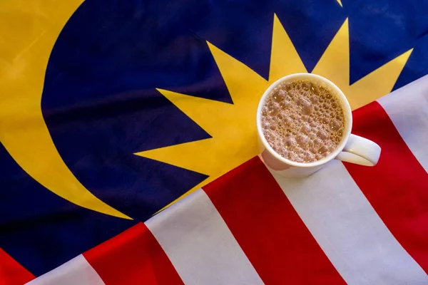 Malaiisches Frühstück - das tarik auf malaysischer Flagge. teh tarik is u — Stockfoto