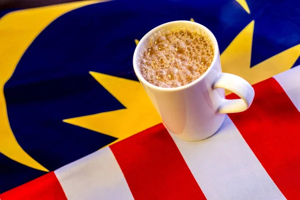 Colazione malese - Teh Tarik sulla bandiera della Malesia. Teh Tarik è u — Foto Stock