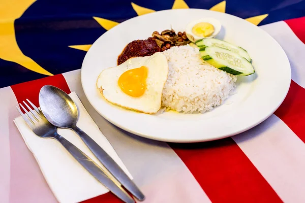 Malaysian Breakfast - Nasi Lemak and Teh Tarik on Malaysia Flag. — Stockfoto