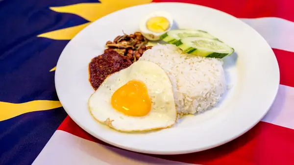 Malaysian Breakfast - Nasi Lemak and Teh Tarik on Malaysia Flag. — Stock fotografie