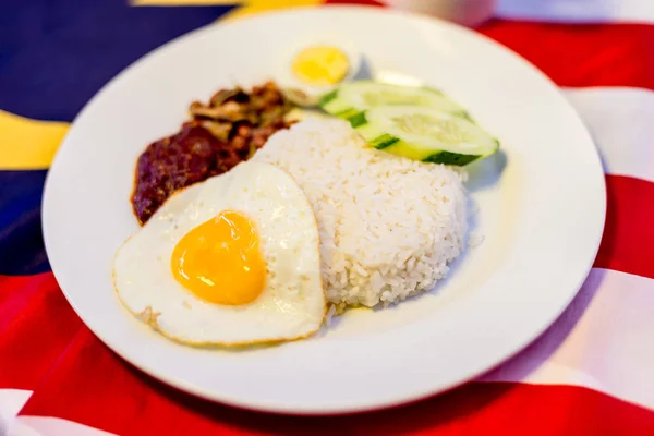 Malaysian Breakfast - Nasi Lemak and Teh Tarik on Malaysia Flag. — Stock fotografie