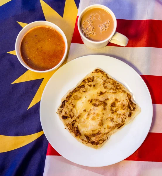 Malasia Alimentos - roti canai y teh tarik, bebida muy famosa y —  Fotos de Stock