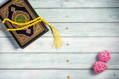 İslami Kavram - Tahta Arkaplanda Kur 'an-ı Kerim. Sığ derinlik