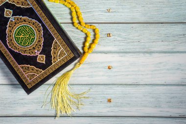 İslami Kavram - Tahta Arkaplanda Kur 'an-ı Kerim. Sığ derinlik