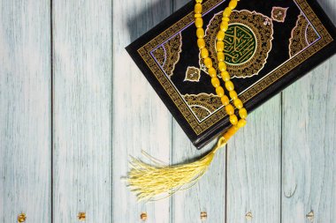 İslami Kavram - Tahta Arkaplanda Kur 'an-ı Kerim. Sığ derinlik