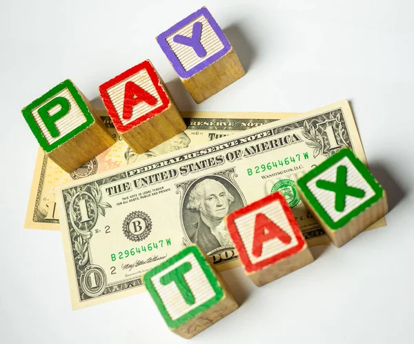 Pay Tax - Dollari americani - concetto di imposta individuale con giocattolo alp — Foto Stock