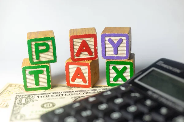 Pay Tax - Dólares Americanos - concepto de impuesto individual con alp de juguete —  Fotos de Stock