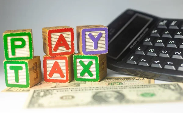 Pay Tax - Dólares Americanos - concepto de impuesto individual con alp de juguete — Foto de Stock