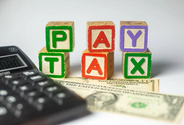 Pay Tax - Dolary amerykańskie - indywidualna koncepcja podatkowa z alpami zabawkowymi — Zdjęcie stockowe