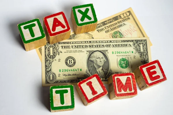 Tax Time - Estados Unidos da América - cartas de madeira com US Dol — Fotografia de Stock