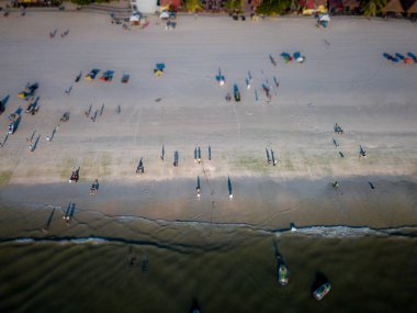 Hava Tilt Vites Manzarası. Sahilde yürüyen insanlar. Yüksek açı