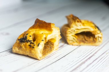 Tahta Arkaplanda Taze Puf Böreği. Seçici Odaklanma, Sh