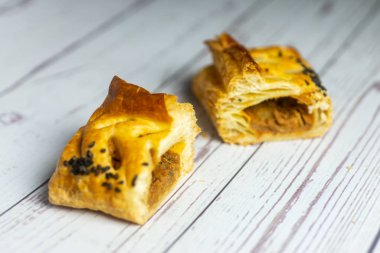 Tahta Arkaplanda Taze Puf Böreği. Seçici Odaklanma, Sh