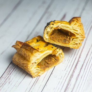 Tahta Arkaplanda Taze Puf Böreği. Seçici Odaklanma, Sh