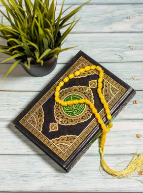 Tahta Arkaplan üzerine Kur 'an. Ramazan geliyor.