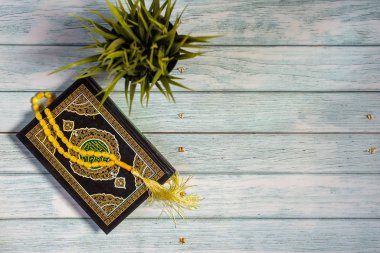 Tahta Arkaplan üzerine Kur 'an. Ramazan geliyor.