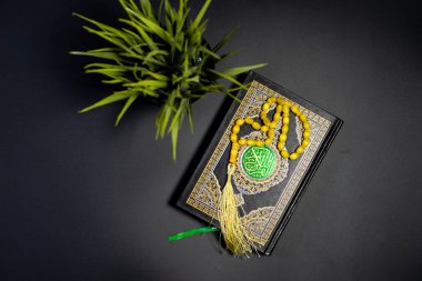 İslami Kavram - Kara Arkaplanda Kutsal Kur 'an. Sığ derinlik 