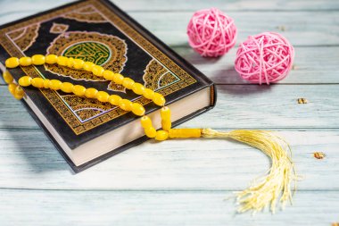 İslami Kavram - Tahta Arkaplanda Kur 'an-ı Kerim. Sığ derinlik