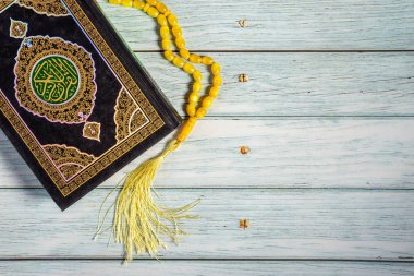 İslami Kavram - Tahta Arkaplanda Kur 'an-ı Kerim. Sığ derinlik