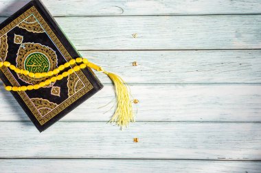 İslami Kavram - Tahta Arkaplanda Kur 'an-ı Kerim. Sığ derinlik