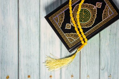 İslami Kavram - Tahta Arkaplanda Kur 'an-ı Kerim. Sığ derinlik