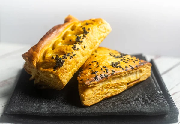 Puff Pasticcini sul tovagliolo nero. Profondità di campo poco profonda . — Foto Stock