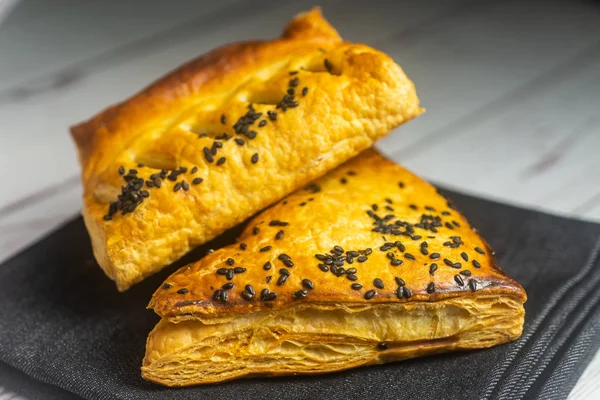 Puff Pasticcini sul tovagliolo nero. Profondità di campo poco profonda . — Foto Stock