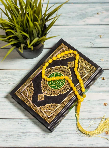 Tahta Arkaplan üzerine Kur 'an. Ramazan geliyor.