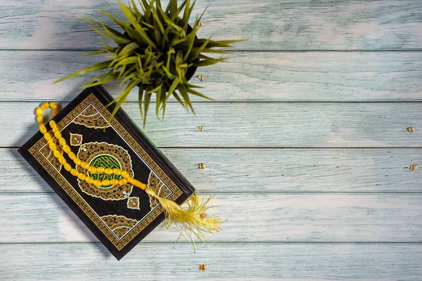 Tahta Arkaplan üzerine Kur 'an. Ramazan geliyor.