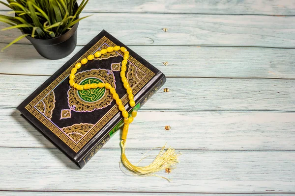 Tahta Arkaplan üzerine Kur 'an. Ramazan geliyor.