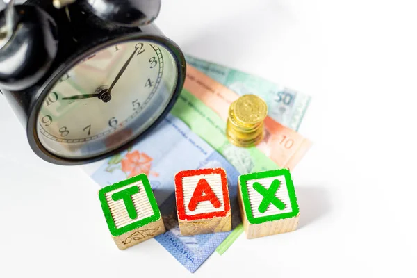 Tax Time concept - Maleisië Ringgit, Wekker op witte achtergrond gr — Stockfoto