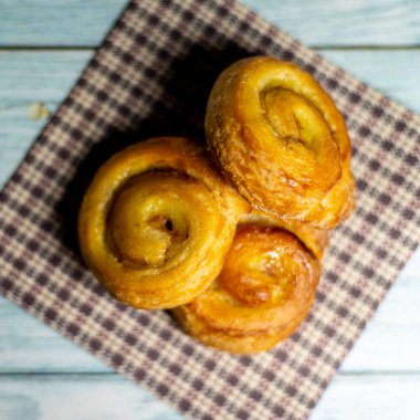 Koyu mavi ahşap arka planda ev yapımı puf böreği. Yüzeyin derinliği. Seçici Odaklanma
