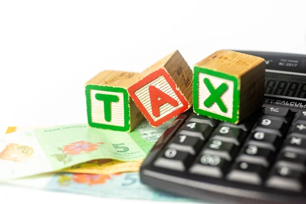 Концепція "Податковий час" - калькулятор і Малайзія Рінггіт на білій спині — стокове фото