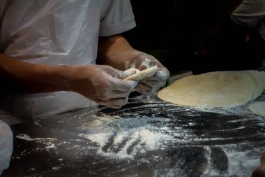 Fırında Blurry Baker 'ın Elleri Çökme Hamuru. Yumuşak odaklanma, sh